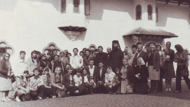 Cu un grup de credincioşi din parohia Turda-Fabrici, veniţi la Mănăstirea Sinaia (1982)