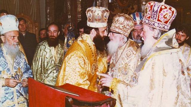 La sfinţirea întru episcop, îmbrăţişându-l pe IPS Teofil, Arhiepiscopul Clujului