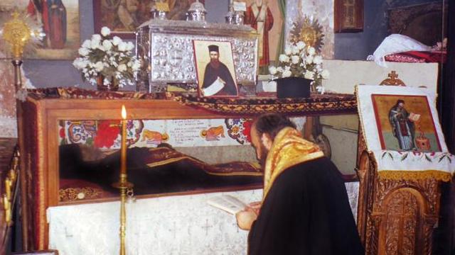 În rugăciune, lângă sicriul moaştelor Sfântului român Ioan Iacob din Mănăstirea Hozeva (1999)