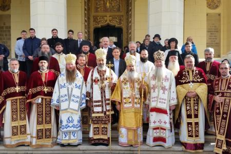 Cu prilejul sărbătorii Sfinților Mărturisitori Ardeleni, la Catedrala Reîntregirii din Alba Iulia, alături de soborul de arhierei, preoți și diaconi (21 octombrie 2016)